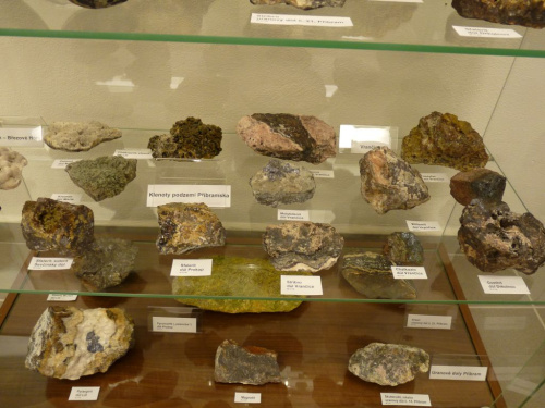 Část expozice minerálů příbramského revíru Část expozice minerálů příbramského revíru