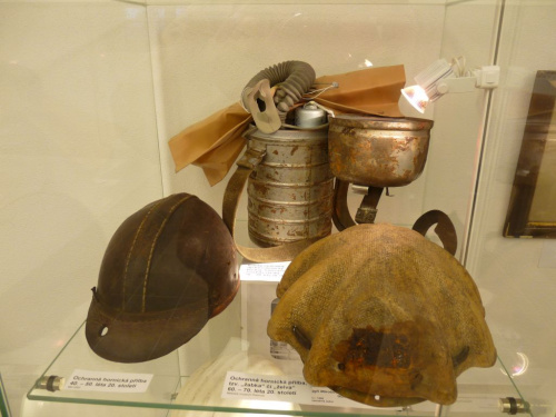 Historické ochranné přílby a dýchací přístroj Historické ochranné přílby a dýchací přístroj