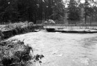 Povodeň v&nbsp;r. 1965, most přes&nbsp;Padrťský potok na&nbsp;silnici Strašice – Dobřív. Archiv Brdské edice